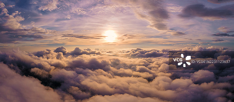 高角度俯视大云朵图片素材