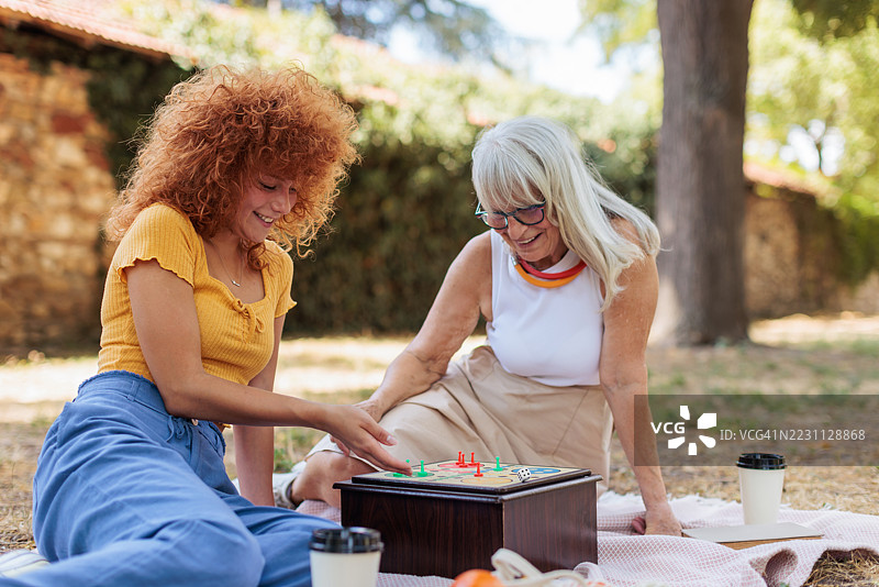 奶奶和 granddaughter 在公园享受野餐图片素材