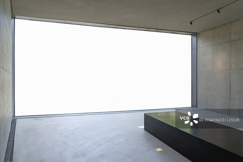 极简主义室内设计与大窗户图片素材