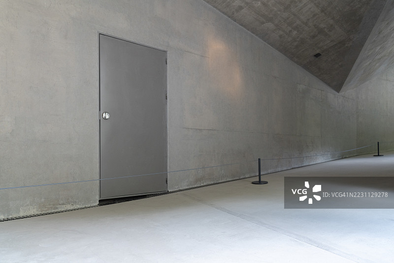 灰色混凝土墙壁和门口的工业内部环境图片素材