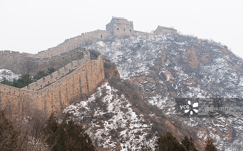 被雪覆盖的中国长城一段图片素材