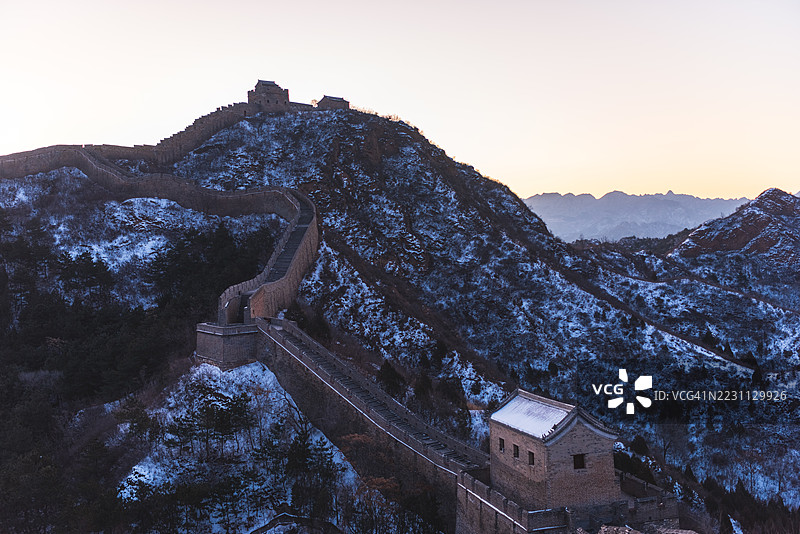日出时分的雪覆盖长城图片素材