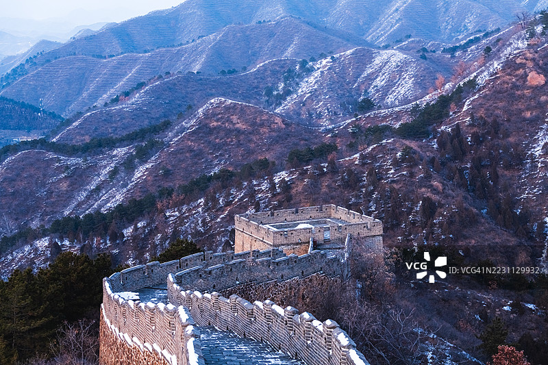 冬季的中国长城与被雪覆盖的山脉图片素材