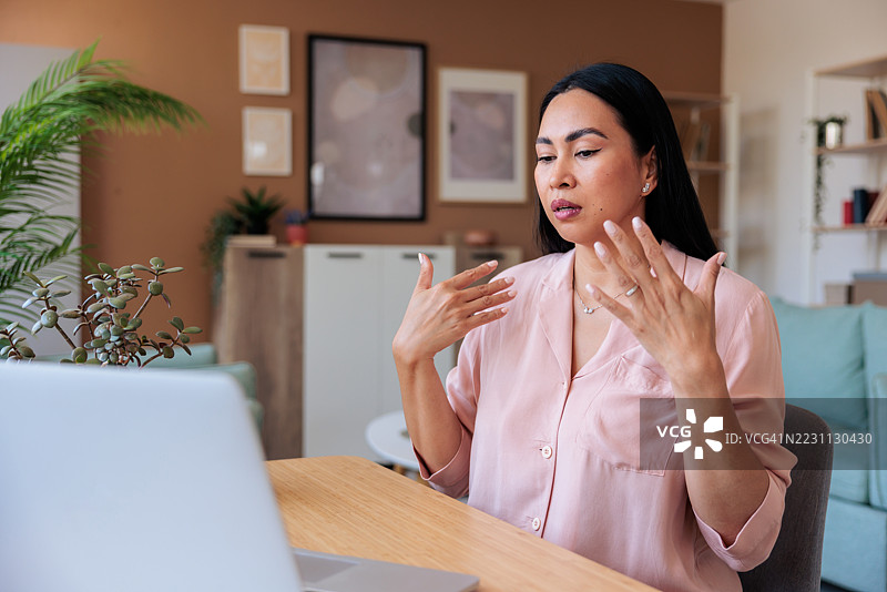 成熟的女性经历潮热图片素材