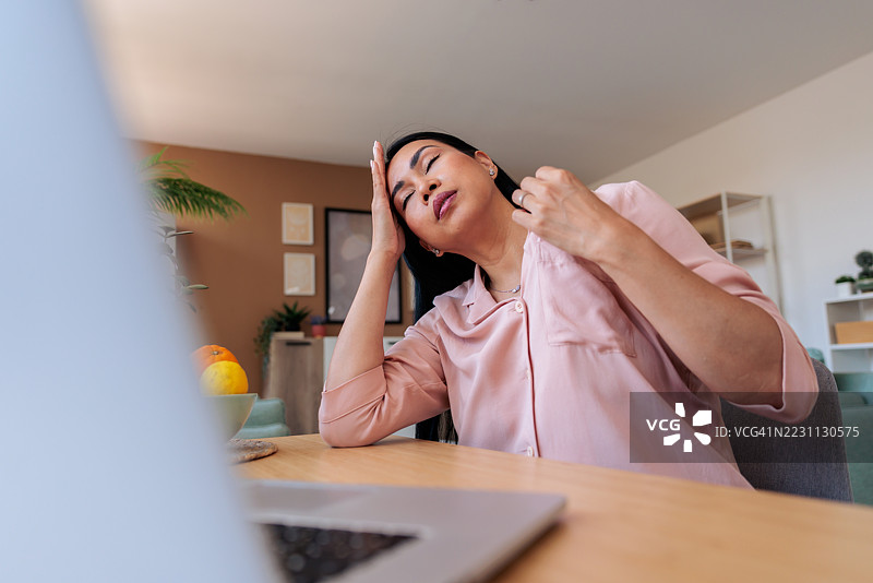 成熟的女性经历潮热和头痛图片素材