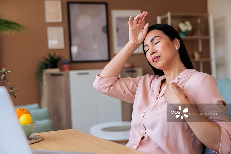 成熟的女性经历潮热和头痛图片素材