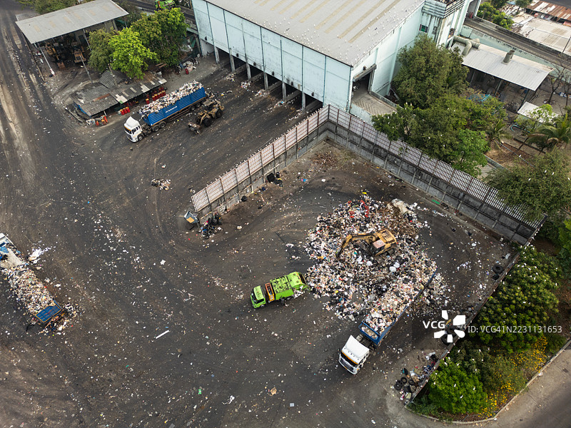 垃圾处理设施的鸟瞰图，配有垃圾车图片素材