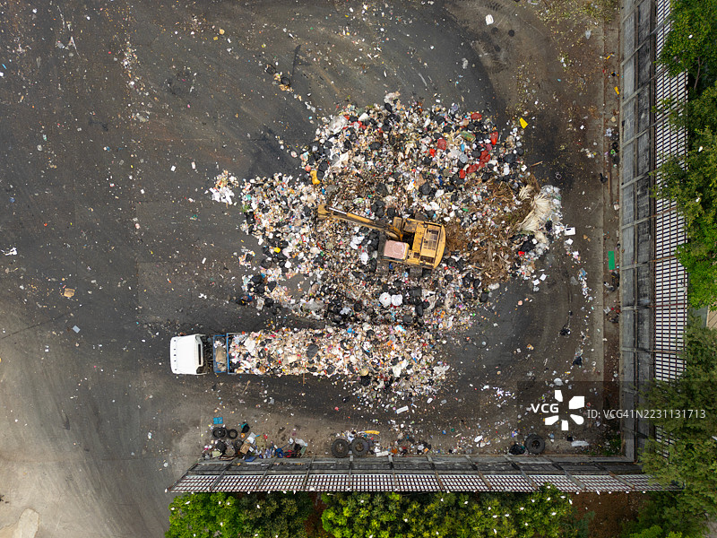 从上方俯视垃圾车在处理场倾倒垃圾图片素材