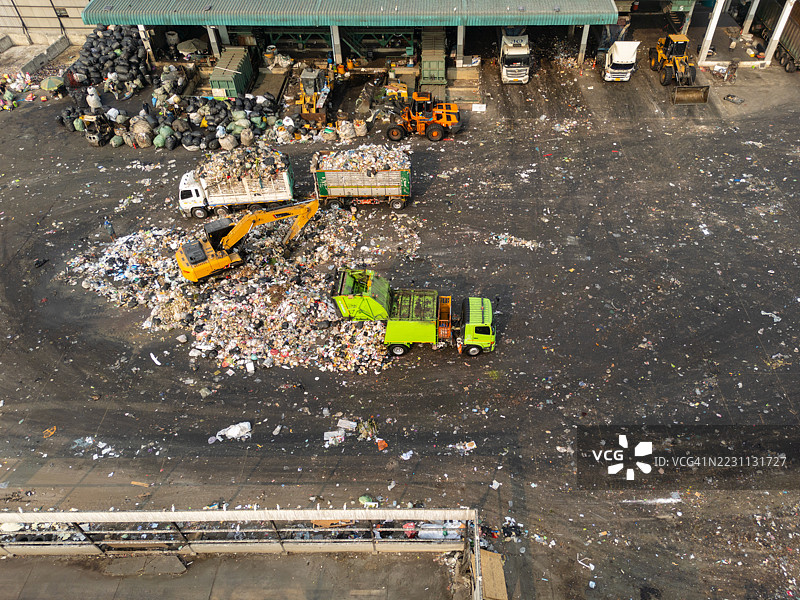 垃圾分类活动与卡车和机械设备图片素材