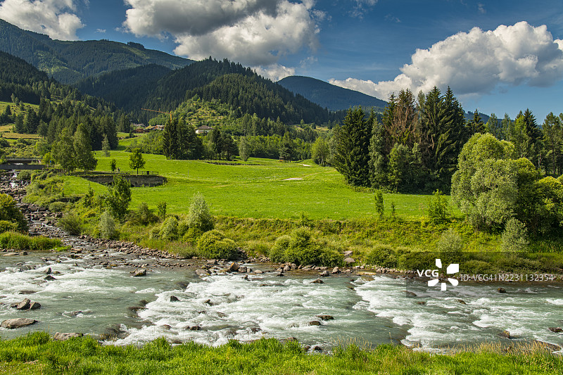 特伦蒂诺-阿尔托-阿迪杰，特塞罗附近的阿维西奥河图片素材