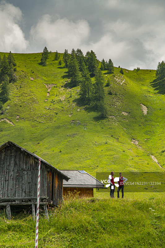 特伦蒂诺-阿尔托阿迪杰，身着传统服饰的音乐家图片素材