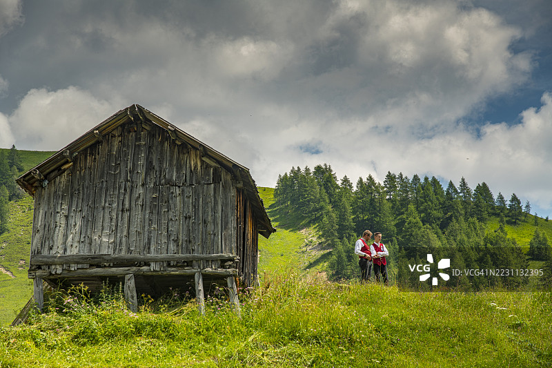 特伦蒂诺-阿尔托阿迪杰，身着传统服饰的音乐家图片素材