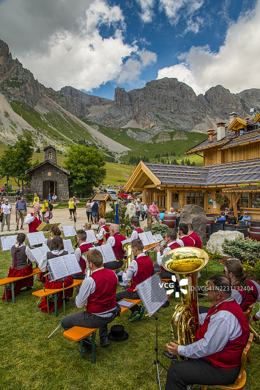 特伦蒂诺-阿尔托·阿迪杰，山中表演的音乐乐队图片素材