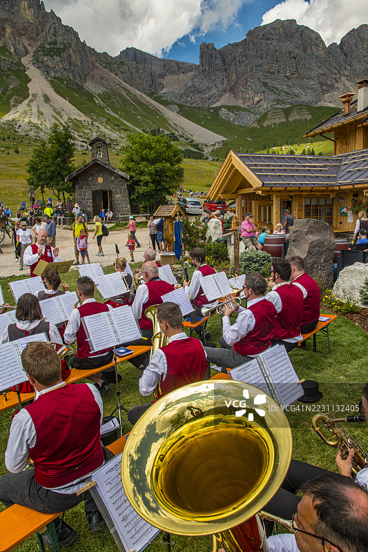 特伦蒂诺-阿尔托·阿迪杰，山中表演的音乐乐队图片素材