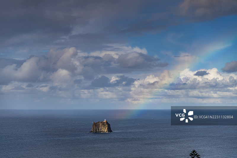 西西里，斯特龙博利基奥岛上的彩虹图片素材