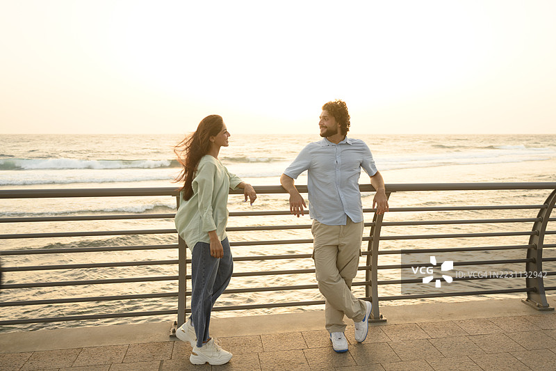 海边金色时光中的情侣肖像图片素材