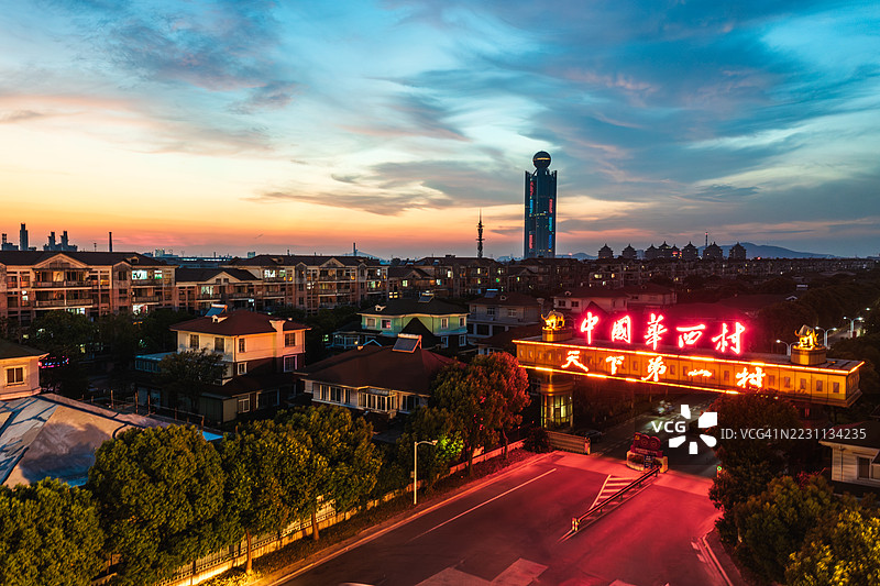 小镇入口的美丽景色，五彩斑斓的天空和亮起的招牌图片素材