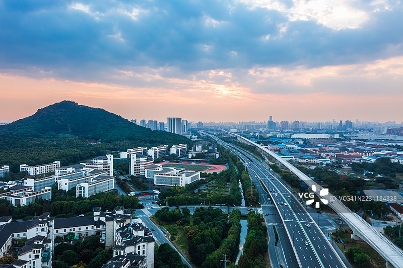 城市郊区的空中视角，展示高速公路和绿地图片素材