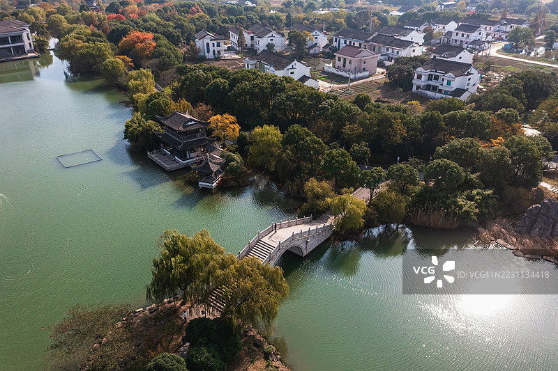 传统亭子和桥梁的风景湖泊鸟瞰图图片素材