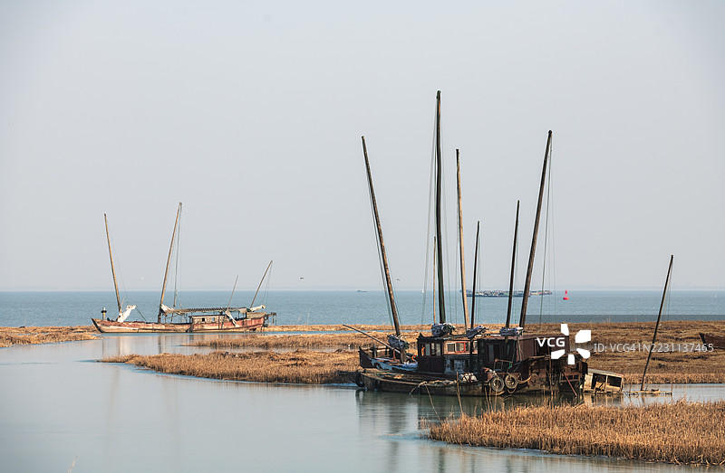 宁静水面上停泊的传统船只美景图片素材