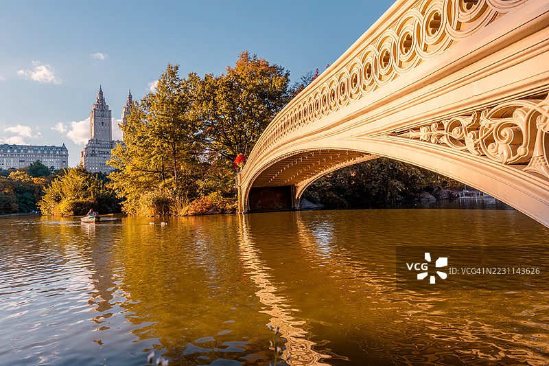 秋天的中央公园与弓桥，纽约市，美国图片素材