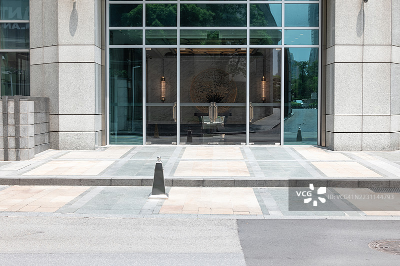 空荡荡的道路与现代建筑图片素材