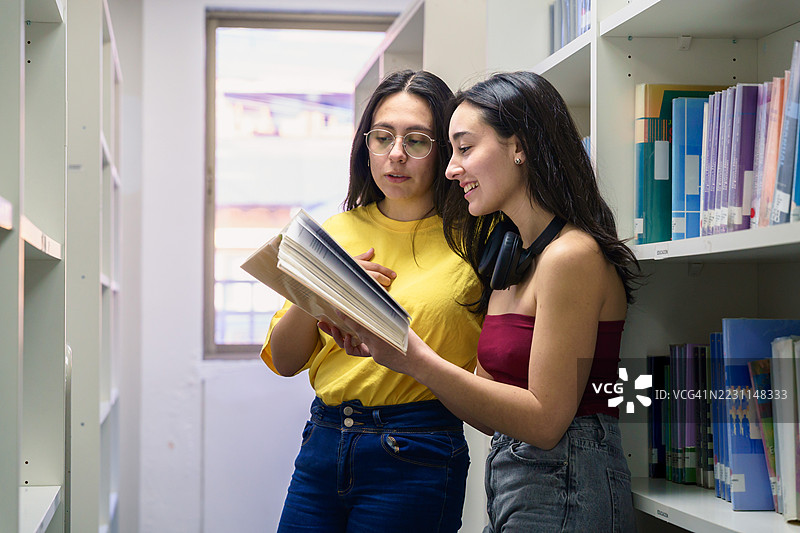 拉丁美洲学生在大学图书馆合作研究图片素材