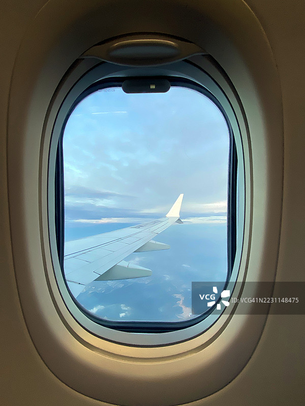 飞机窗外的景色。图片素材