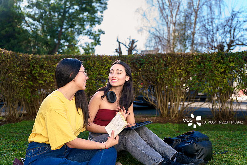 拉丁美洲学生在大学校园一起学习图片素材