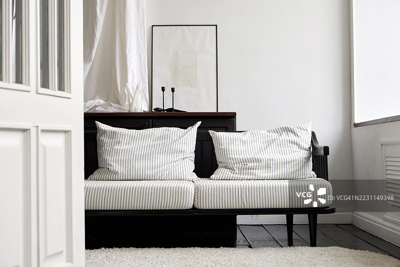 现代简约风格的客厅，配有条纹沙发和装饰品图片素材