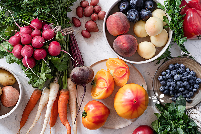 新鲜自家种植的蔬菜、浆果、水果，夏季丰收时光的静物，健康食品图片素材