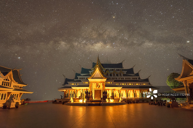 泰国乌隆他尼的纳永-南松国家森林保护区内，夜晚灯光照亮的帕普孔寺。图片素材