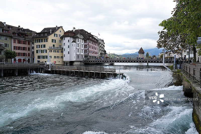 瑞乌斯河流经卢塞恩的小型障碍闸门。图片素材