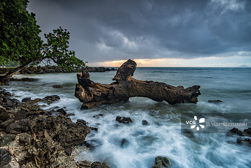 海浪拍打在岩石海岸上，位于印度尼西亚爪哇岛万丹省潘德格朗区的坦戈伦海滩图片素材