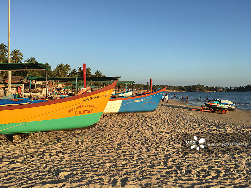 明媚的白天，巴罗勒姆海滩上的游客。图片素材