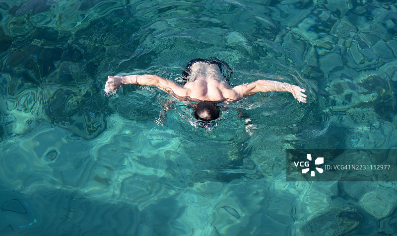 马耳他地中海上空俯视一名男子游泳的景象图片素材