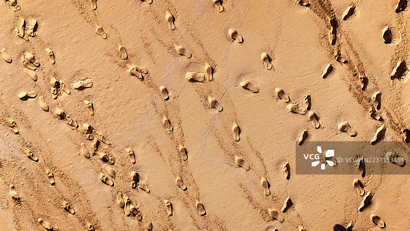 湿沙中脚印的抽象鸟瞰图图片素材