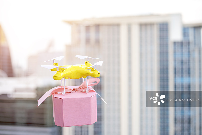 现代配送是使用无人机在高层建筑之间运送货物。图片素材