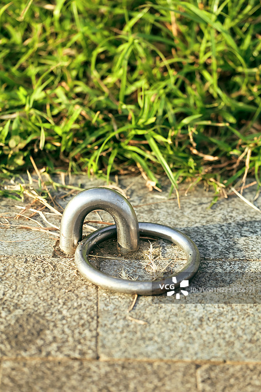 金属眼螺栓和系船环用于锚定船只图片素材