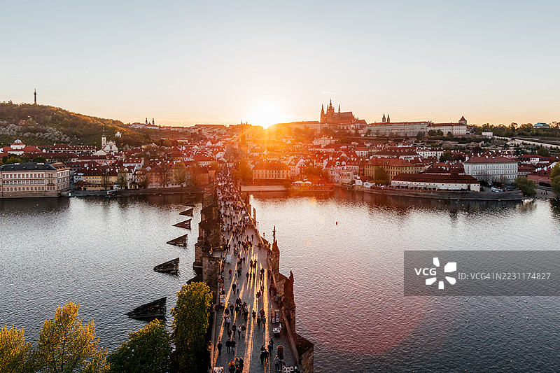 布拉格城市风光，春季日落时的查尔斯桥和小城区，捷克共和国图片素材
