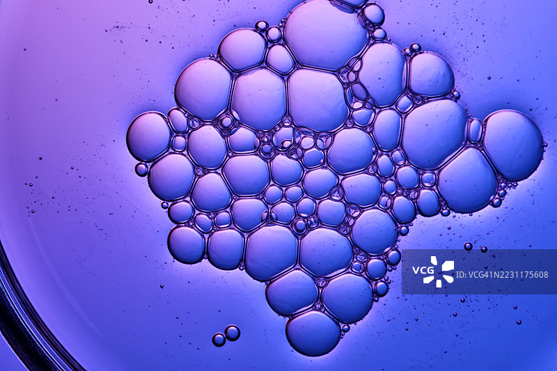 紫色水中气泡的抽象特写图片素材