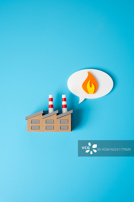 蓝色背景上的玩具工厂模型与对话气泡图片素材