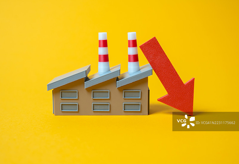 红色箭头指向黄色背景的模型工厂图片素材