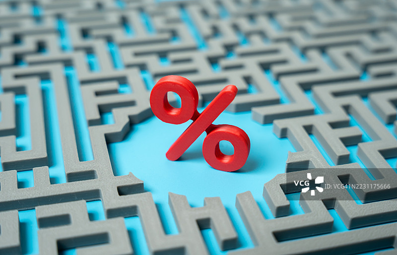 蓝色背景上的灰色迷宫中的红色百分比符号图片素材