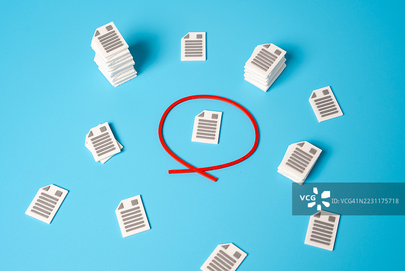 蓝色背景上红色圆圈围绕纸张图标图片素材