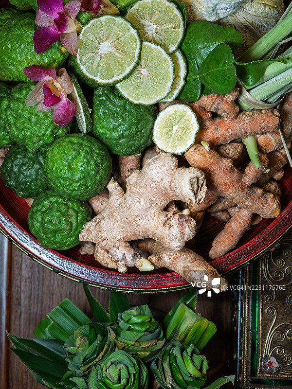 新鲜食材，包括姜、青柠和姜黄，放在碗中图片素材