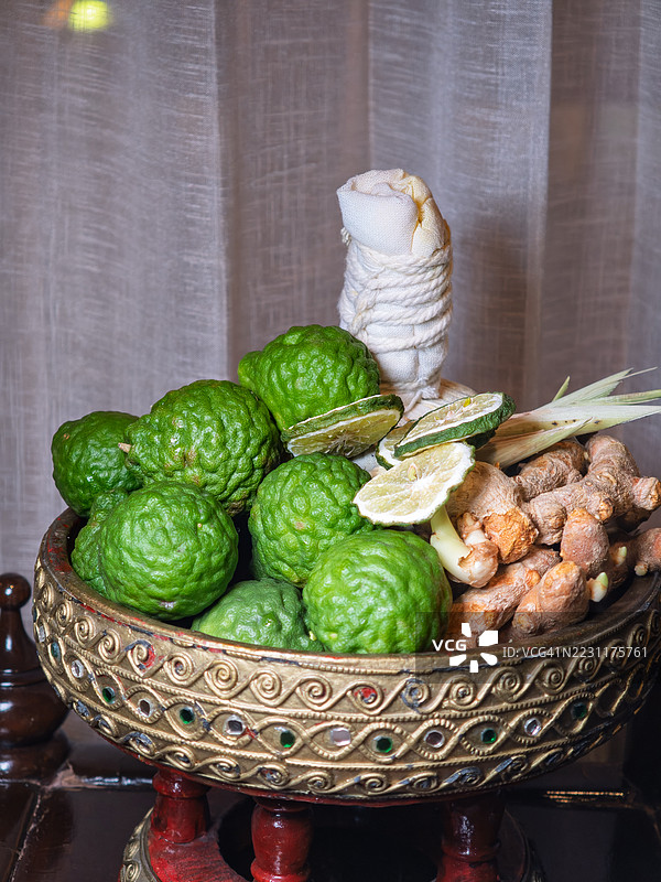 装饰性碗中放着的柠檬和姜的特写镜头图片素材