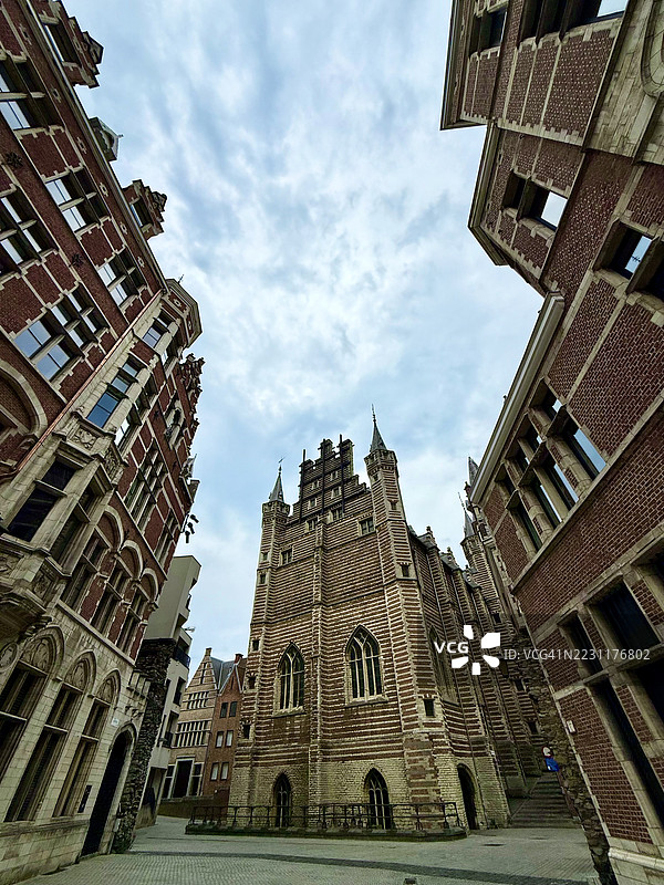 城市环境中的哥特式建筑在阴云密布的天空下图片素材