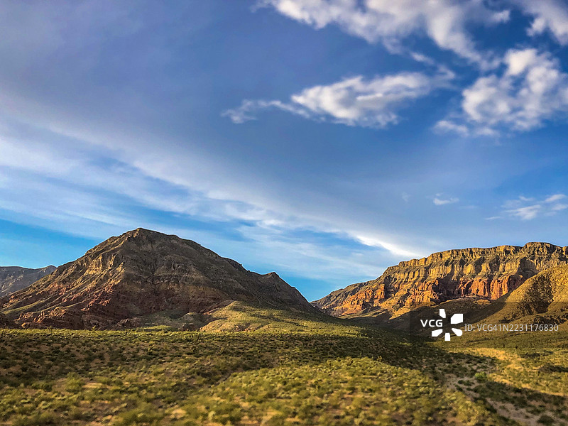 壮丽的山脉风景在蓝天之下，兰乔米拉奇，美国图片素材
