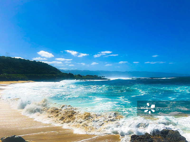 壮观的海浪在清澈蓝天下冲击着沙滩，怀梅亚，美国图片素材